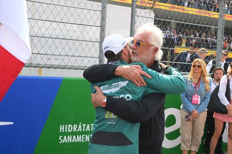 Fernando Alonso umarmt seinen Manager Flavio Briatore im Grid