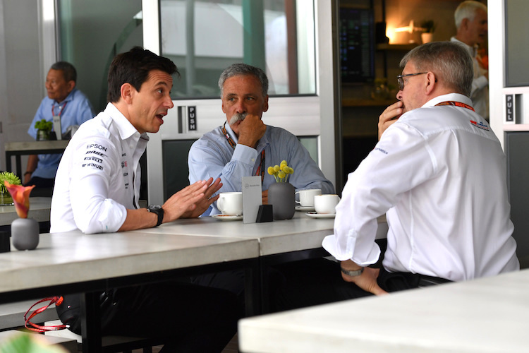 Mercedes-Teamchef Toto Wolff mit Formel-1-CEO Chase Carey (Mitte) und F1-Sportchef Ross Brawn