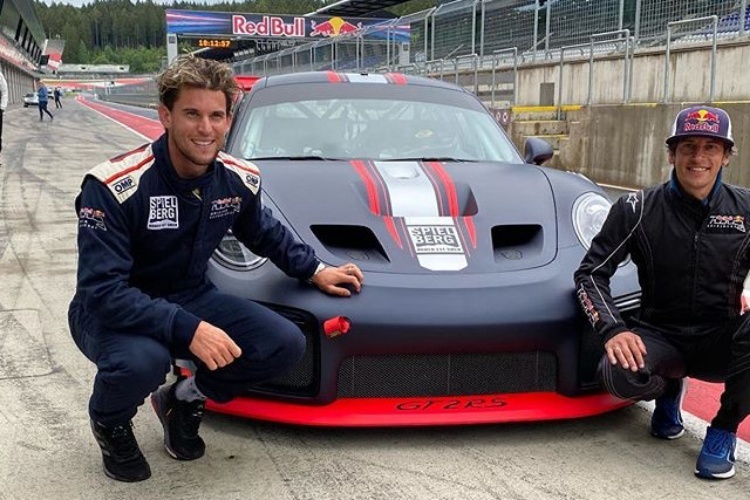 Dominik Thiem (li.) gemeinsam mit Patrick Friesacher vor dem Porsche 911 GT2 RS des Red Bull RIngs