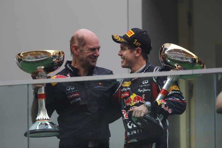 Newey (mit Vettel) sammelt Orden und Pokale