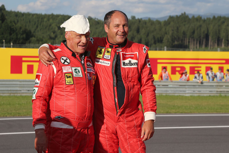 Wie in alten Tagen: Der Mercedes-Vorstandsvorsitzende Niki Lauda und Gerhard Berger in Ferrari-Rennanzügen