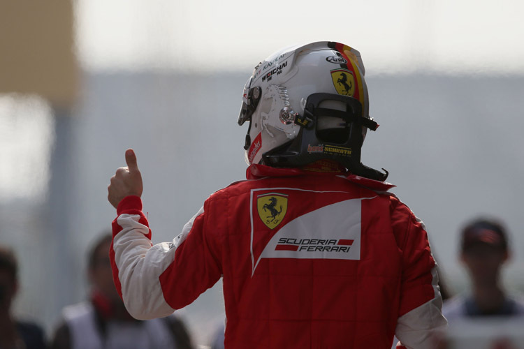 Daumen hoch: Sebastian Vettel will im China-GP einen Podestplatz erkämpfen