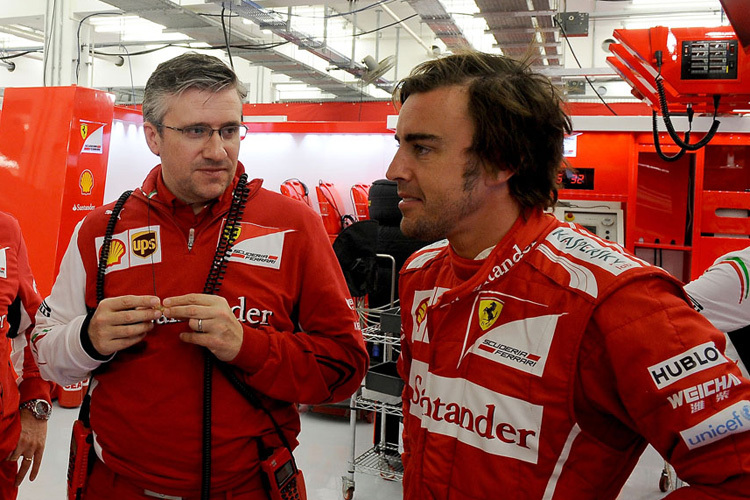 Ferrari-Ingenieur Pat Fry mit Fernando Alonso