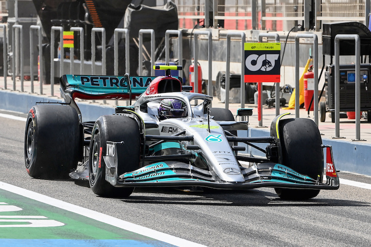 Lewis Hamilton ist am letzten Bahrain-Testtag mit viel Sprit unterwegs
