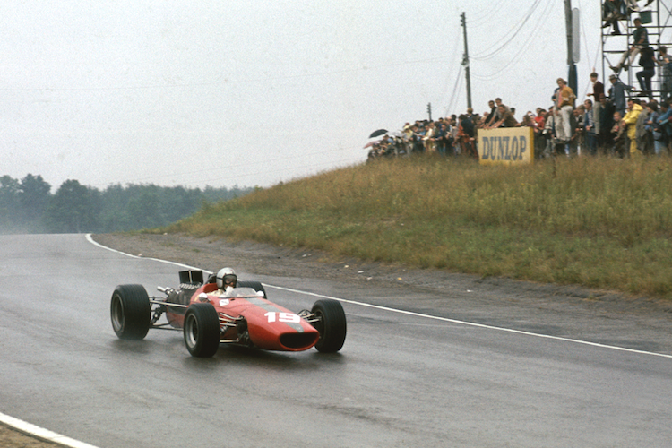 Die richtige Lösung vom letzten Mal: Der Neuseeländer Bruce McLaren mit dem McLaren M5A-BRM am GP-Wochenende von Kanada 1967, gefahren wurde auf der Rennstrecke von Mosport. 