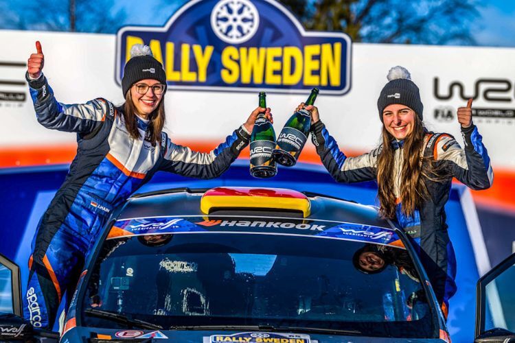 Claire Schönborn (rechts) und Beifahrerin Jara Hain gewinnen Beyond Rally Women's Development-Programm