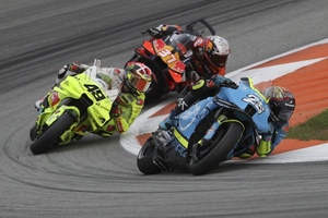 Aprilia-Pilot Raul Fernandez (2.) vor Di Giannantonio (Ducati) und Acosta (KTM))