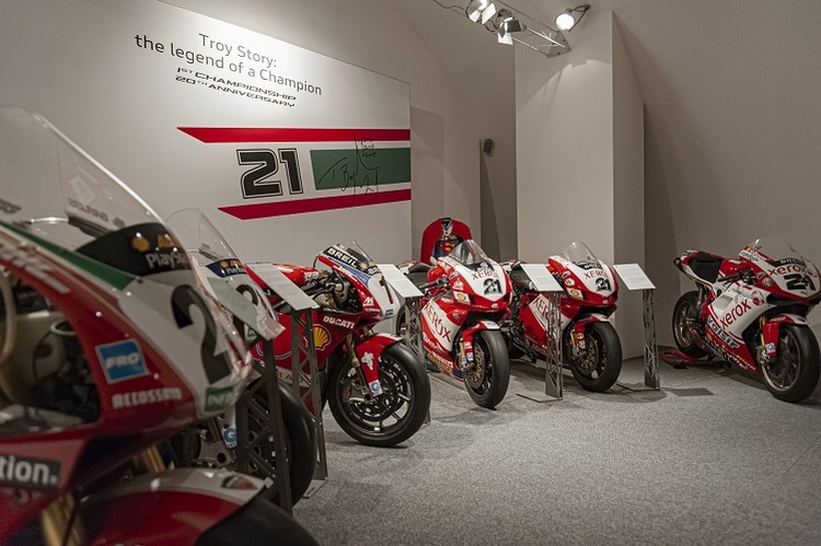 Die Motorräder der Superbike-Legende Troy Bayliss sind zu sehen an einer Sonderschau des Ducati-Museums in Bologna