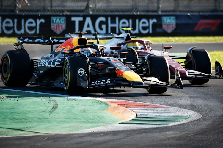 Max Verstappen vor Lewis Hamilton