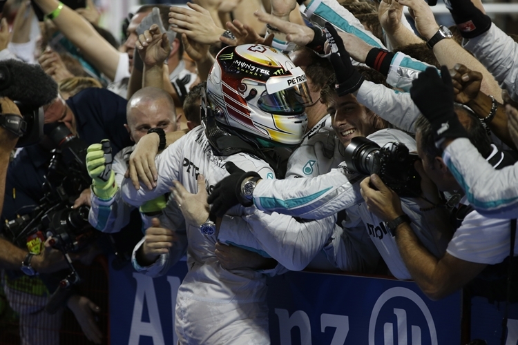 Das Team feiert Lewis Hamilton nach seinem Sieg beim Bahrain-GP 2014
