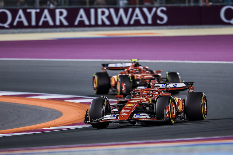 Die Ferrari von Charles Leclerc und Carlos Sainz