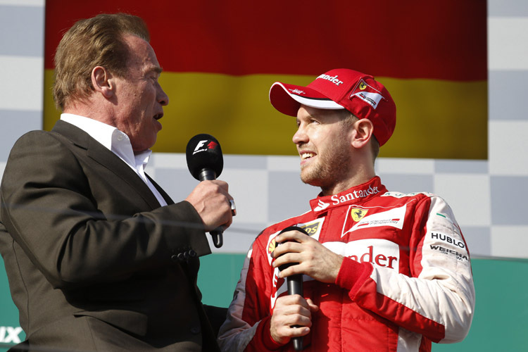 Ehre für den Ferrari-Neuzugang: Arnold Schwarzenegger inteviewt Podeststürmer Sebastian Vettel