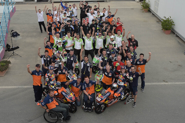 Katar-GP 2014: Die Teams von KTM und Husqvarna beim Fototermin