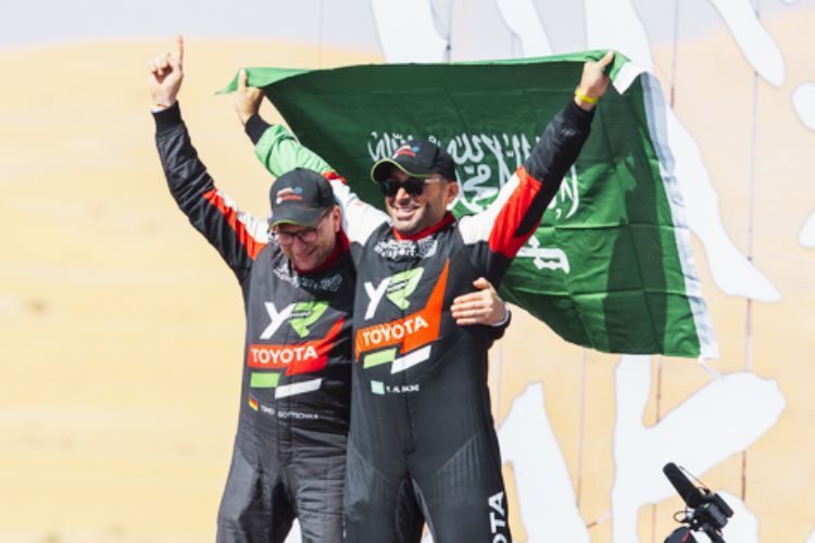 Grund zum Jubeln: Yazeed Al Rajhi and Timo Gottschalk gewinnen die 47. Rallye Dakar