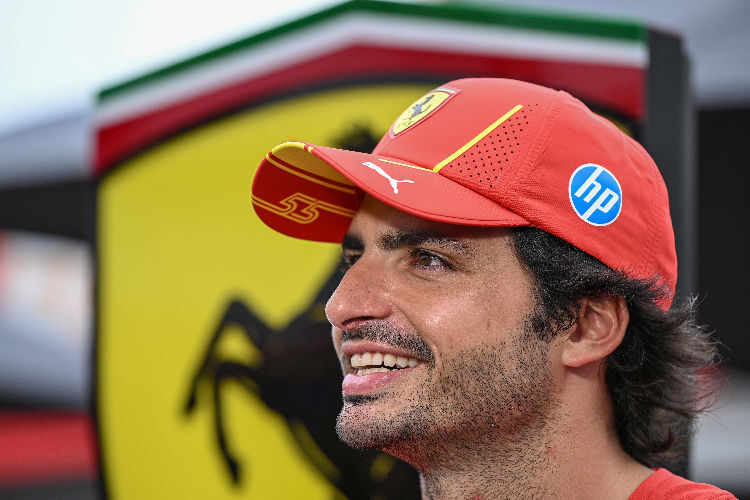 Carlos Sainz jr. fährt noch für Ferrari, muss aber zum Saisonende wechseln und Platz für Lewis Hamilton machen