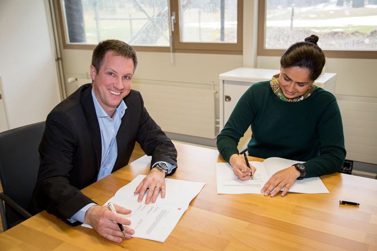 Alexandre Strambini, CEO Montres Edox & Vista SA, unterzeichnet den Vertrag mit Sauber-Teamchefin Monisha Kaltenborn