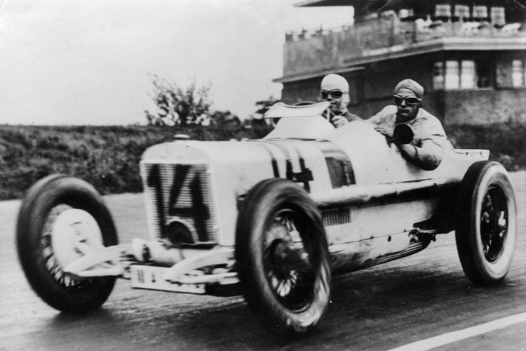 Am 11. Juli 1926 kam Mercedes-Ikone Rudolf Caracciola bei der Deutschland-GP-Premiere auf der AVUS gemeinsam mit Beifahrer Eugen Salzer als Erster ins Ziel