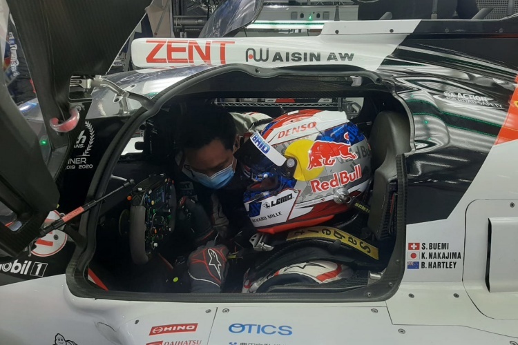 Sébastien Buemi im Cockpit des Toyota TS050 Hybrid bei der FIA WEC in Bahrain