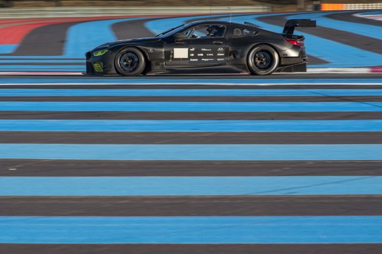 Durch die farbige Asphalt-Zone leicht zu erkennen: Der BMW M8 GTE fuhr in Le Castellet