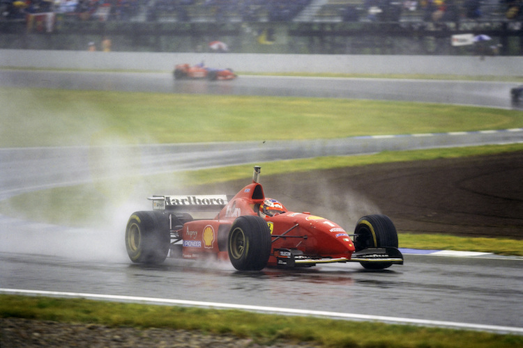 Michael Schumacher gewinnt 1996 im Regen von Barcelona für Ferrari