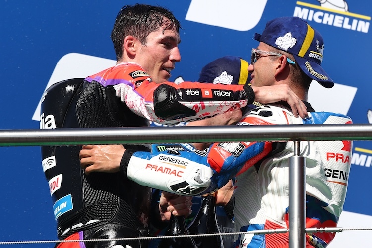 Später Jubel II. Erster MotoGP-Sieg in Argentinien 2021. Mit auf dem Podium: Rookie Jorge Martin