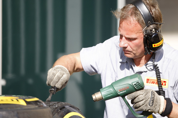Ein Pirelli-Techniker nimmt Proben eines benutzten Formel-1-Reifens