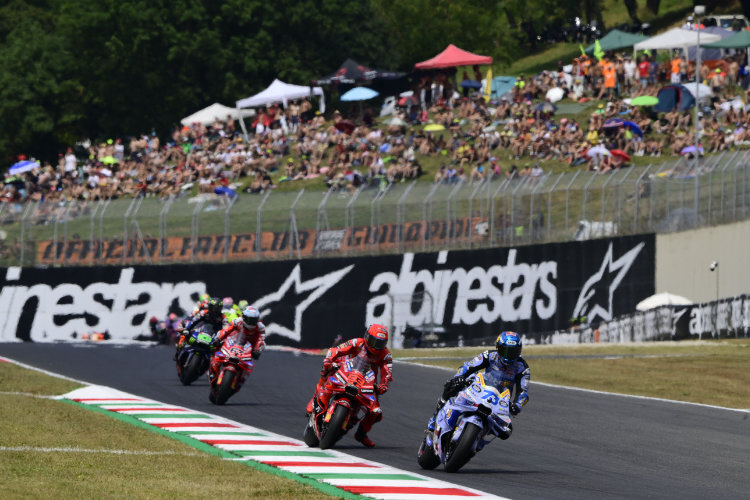 Eine Momentaufnahme: Alex vor Marc Marquez und Pecco Bagnaia