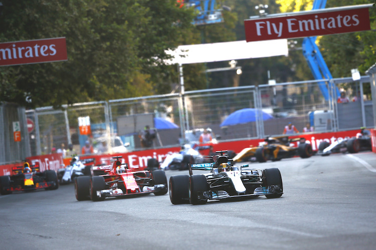 Lewis Hamilton vor Sebastian Vettel und Daniel Ricciardo in Baku