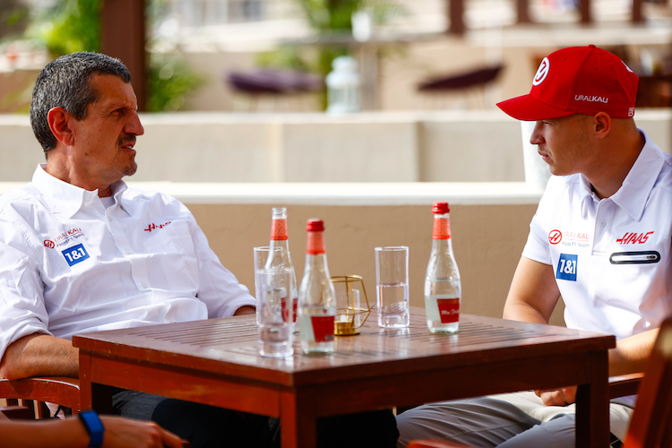 Haas-Teamchef Günther Steiner und Nikita Mazepin