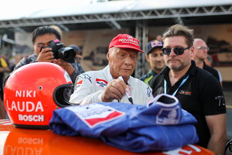 GP-Legende Niki Lauda verteilte viele Autogramme
