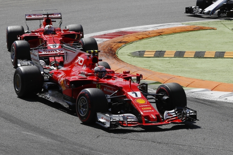 Kimi RaikkoÌˆnen und Sebastian Vettel