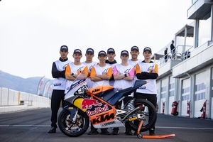 Das sind die acht glücklichen Talente, die 2026 im Red Bull MotoGP Rookies Cup fahren werden)
