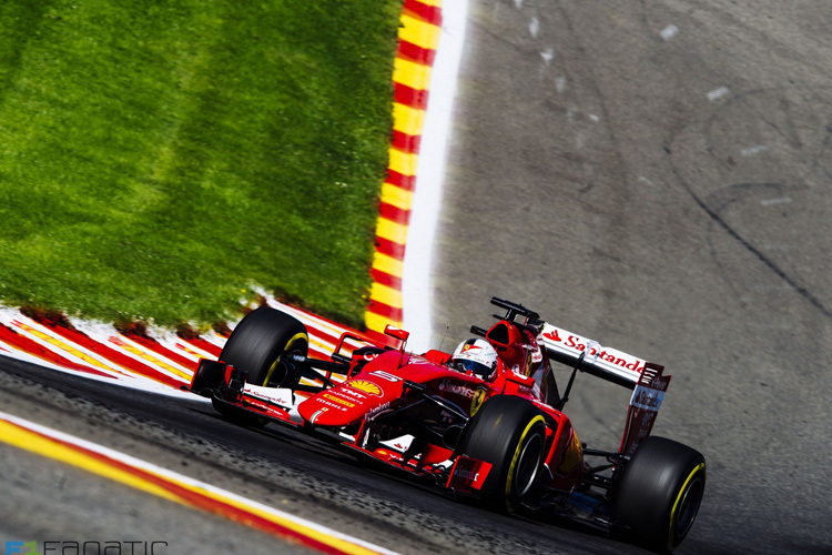Vettel ganz brav: sein Ferrari ist auf der normalen Bahn