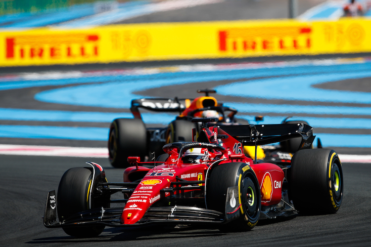 Charles Leclerc (Ferrari) vor Max Verstappen (Red Bull Racing)