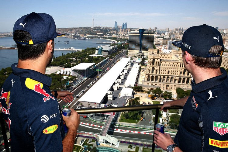 Daniel Ricciardo und Max Verstappen gucken auf die Baku-Strecke hinunter