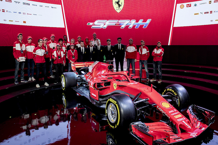 Daniil Kvyat (in der Mitte der Anzugträger) bei der Präsentation des 2018er Ferrari