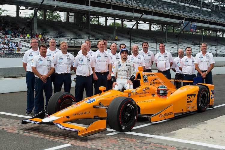 Fernando Alonso und seine Jungs nach der Quali zum Indy 500