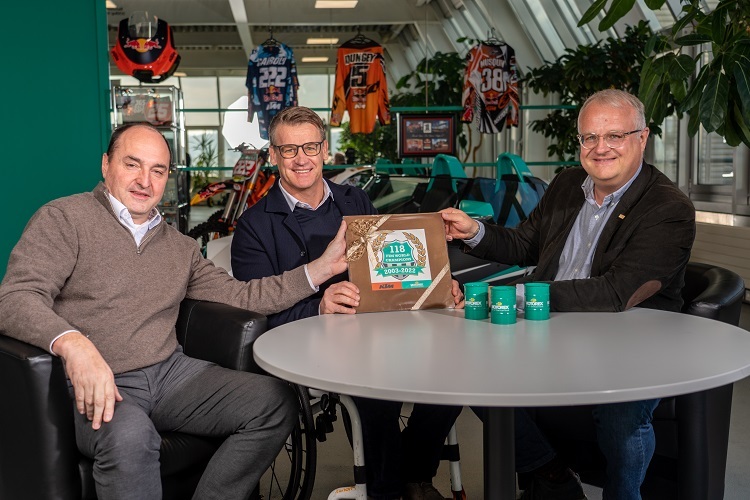 20 Jahre Partnerschaft: Motorex-CEO Edi Fischer, KTM-Motorsport Direktor Pit Beirer, Ronald Kabella, Powersports-Direktor von Motorex