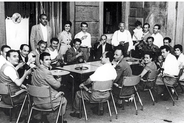1956 in Italien: Luigi Taveri mit Krawatte, ganz rechts Gattin Tilde