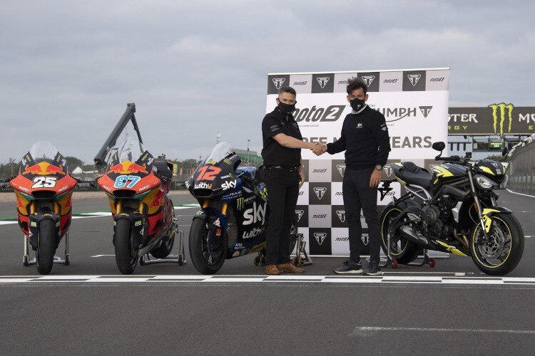 Bis 2024 bleibt Triumph Moto2-Motorenlieferant: Triumph-CPO Steve Sargent feierte mit Carlos Ezpeleta die Vertragsverlängerung