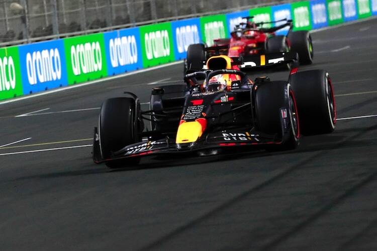 Max Verstappen gegen Charles Leclerc, beim Ferrari ist der Heckflügel flachgestellt