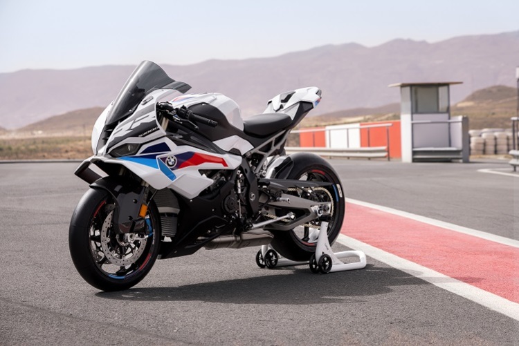 BMW S1000RR auf Slicks: Die dazu passenden lektronischen Fahrhilfen sind neu serienmässig freigeschaltet