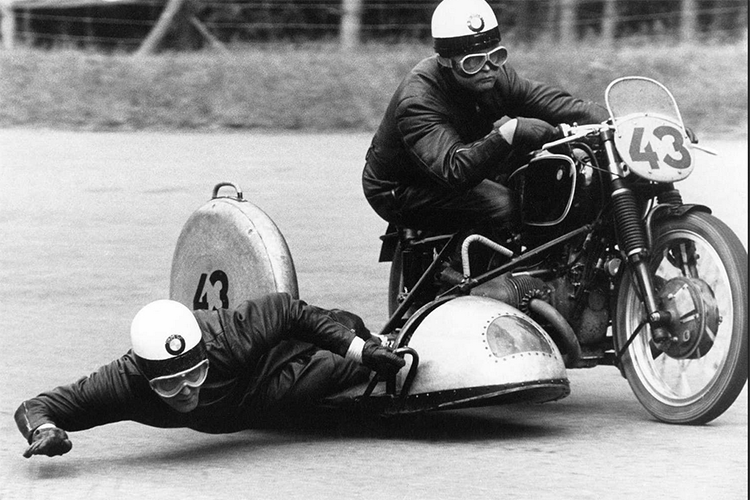 1954 und 1956 wurde Noll Gespann-Weltmeister auf BMW mit Beifahrer Fritz Cron