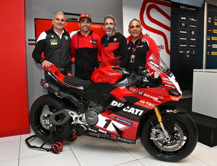 Ducati-Testpilot Michele Pirro (2. v. l.) unterstützt die jungen Talente