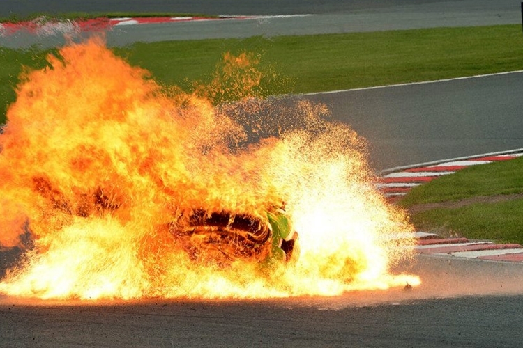 Chris Walkers Kawasaki geht in Flammen auf