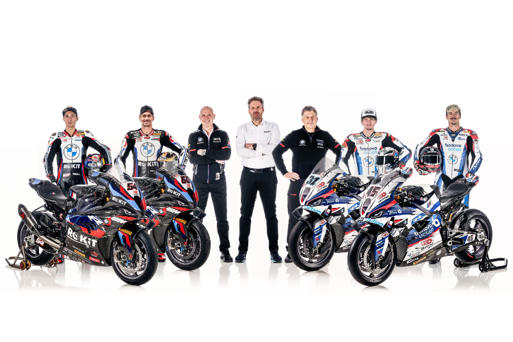 BMW-Rennchef Marc Bongers (Mitte) mit seinen Fahrern und Teamchefs