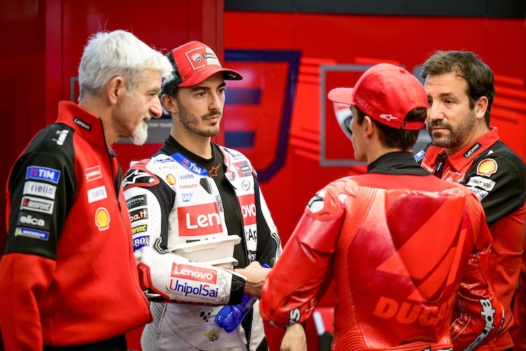 Reden hilft: Pecco Bagnaia und Marc Marquez im Austausch