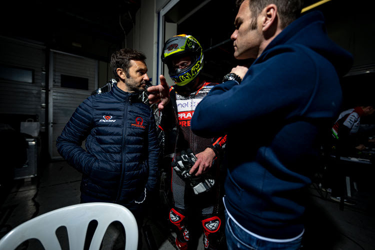 Gino Borsoi mit Tito Rabat und Fonsi Nieto beim MotoE-Test