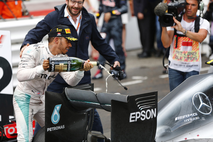 Lewis Hamilton gönnt seinem Auto eine Siegerdusche