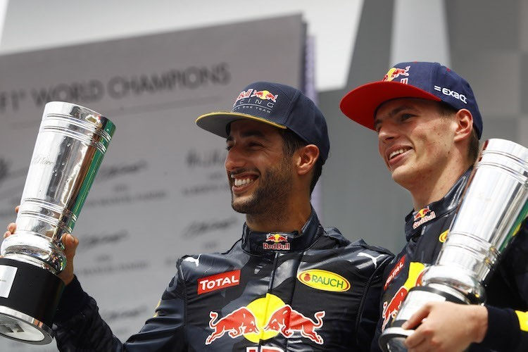 Daniel Ricciardo mit seinem Teamkollegen Max Verstappen